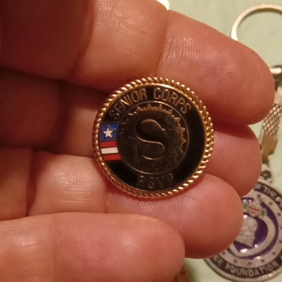 Lot of 9 Vintage Pins Keychains - Picture 6 of 13